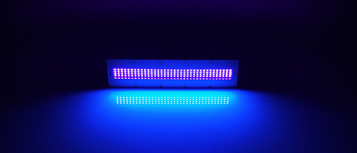 印刷機構包含印版滾筒、壓印滾筒和離合壓裝置